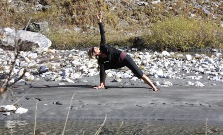 Yoga le long du torrent des Glaciers 